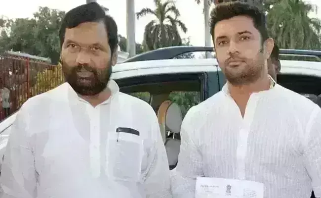पिता से बिछड़ने का दर्द, मुखाग्नि देते समय बेहोश हो गए चिराग पिता से बिछड़ने का दर्द, मुखाग्नि देते समय बेहोश हो गए चिराग