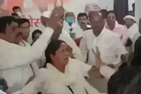 UP महिला नेता का विरोध, बलात्कारी को टिकट क्यों दिया? फिर मचा हंगामा UP महिला नेता का विरोध, बलात्कारी को टिकट क्यों दिया? फिर मचा हंगामा
