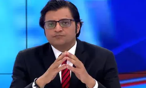 अर्नब गोस्वामी को मुंबई पुलिस ने भेजा नोटिस, भरना होगा 10 लाख का बॉन्ड अर्नब गोस्वामी को मुंबई पुलिस ने भेजा नोटिस, भरना होगा 10 लाख का बॉन्ड