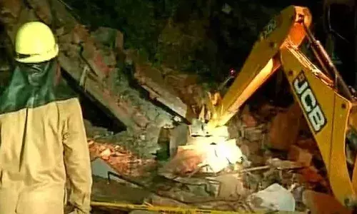 सोलापुर में हादसा, दीवार ढहने से 6 लोगों की मौत सोलापुर में हादसा, दीवार ढहने से 6 लोगों की मौत
