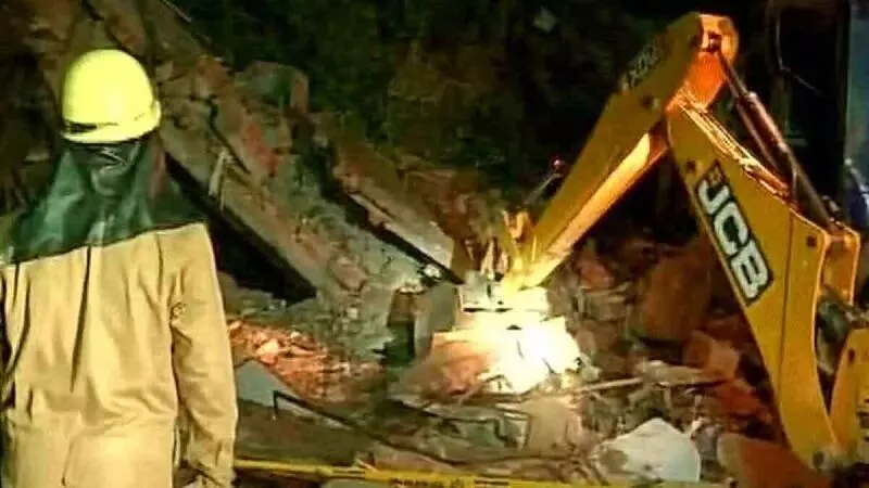 सोलापुर में हादसा, दीवार ढहने से 6 लोगों की मौत