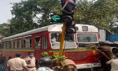 चेंबूर में ड्राइवर को आया हार्टअटैक, सिग्नल पोल तोड़ दुकान में घुसी बस चेंबूर में ड्राइवर को आया हार्टअटैक, सिग्नल पोल तोड़ दुकान में घुसी बस