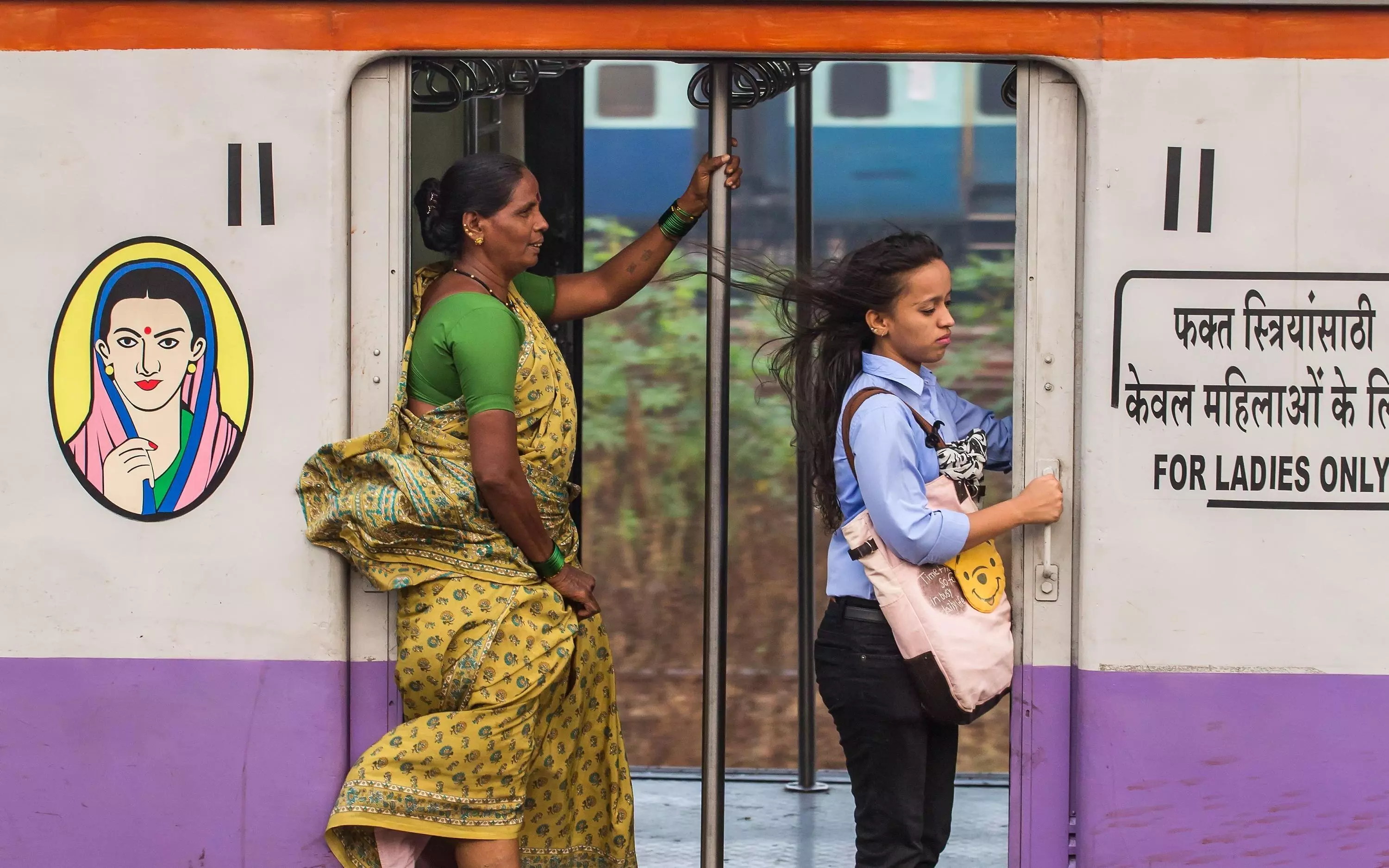 महिलाओं के लिए मुंबई की लोकल ट्रेन 21 से पटरी पर