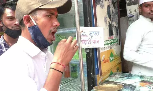 खइके पान बनारस वाला..चुनाव बा, मुफ्त में खा लो बाबू बिहारी पान खइके पान बनारस वाला..चुनाव बा, मुफ्त में खा लो बाबू बिहारी पान