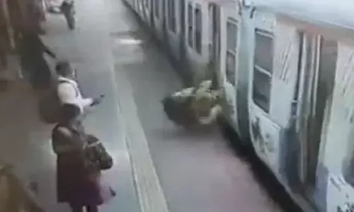 चलती लोकल में चढ़ने के दौरान ट्रेन से टकराई महिला, RPF ने बचाई जान चलती लोकल में चढ़ने के दौरान ट्रेन से टकराई महिला, RPF ने बचाई जान