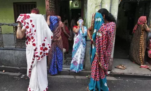 कोरोना काल में कर्ज के जाल में फंस गई हैं सोनागाछी की सेक्स वर्कर्स! कोरोना काल में कर्ज के जाल में फंस गई हैं सोनागाछी की सेक्स वर्कर्स!