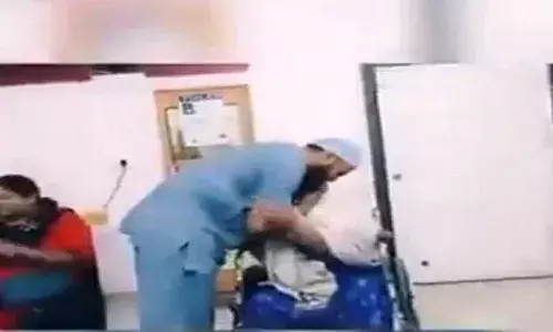 Maharashtra:शहीद की मां को गले लगा कर रोने लगे डॉक्टर शेख, मुफ्त में किया इलाज Maharashtra:शहीद की मां को गले लगा कर रोने लगे डॉक्टर शेख, मुफ्त में किया इलाज