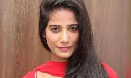 अश्लील वीडियो शूट, पूनम पांडे गिरफ्तार, दो पुलिसकर्मी भी सस्पेंड अश्लील वीडियो शूट, पूनम पांडे गिरफ्तार, दो पुलिसकर्मी भी सस्पेंड