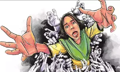 Maharashtra दलित लड़की के साथ गैंगरेप, मरा समझ सड़क किनारे फेंका, मौत Maharashtra दलित लड़की के साथ गैंगरेप, मरा समझ सड़क किनारे फेंका, मौत