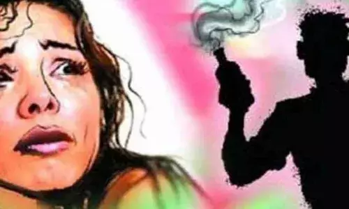 महाराष्ट्र में सिरफिरे ब्वॉयफ्रेंड का एसिड अटैक, युवती ने तोड़ा दम महाराष्ट्र में सिरफिरे ब्वॉयफ्रेंड का एसिड अटैक, युवती ने तोड़ा दम