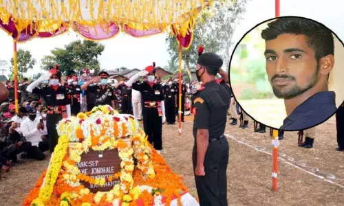 कोल्हापुर में भावुक गांव वालों ने ऋषिकेश अमर रहे के लगाए नारे कोल्हापुर में भावुक गांव वालों ने ऋषिकेश अमर रहे के लगाए नारे
