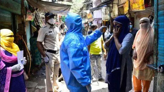 बढ़ रहा कोरोना का खतरा, मुंबई में 72 फीसदी टेस्टिंग घटी