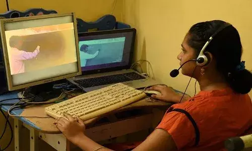 ऑनलाइन क्लासेस में घंटों ईयरफोन लगाने वालों पर मंडरा रहा यह खतरा! ऑनलाइन क्लासेस में घंटों ईयरफोन लगाने वालों पर मंडरा रहा यह खतरा!