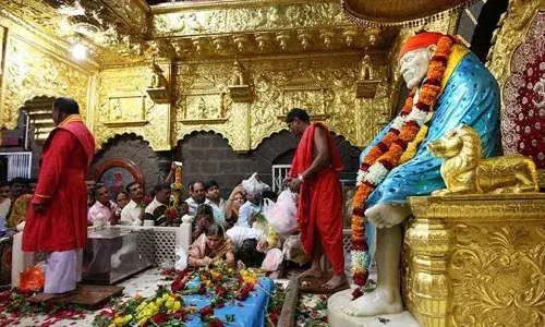 Shirdi:भारतीय पहनावा नहीं, तो साईबाबा के दर्शन नहीं Shirdi:भारतीय पहनावा नहीं, तो साईबाबा के दर्शन नहीं
