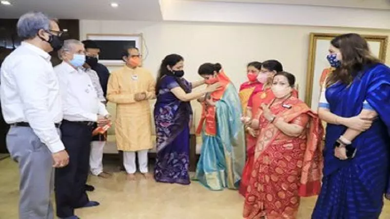 रश्मि ठाकरे ने उर्मिला की कलाई पर शिवबंधन बांध पार्टी की  दिलाई सदस्यता