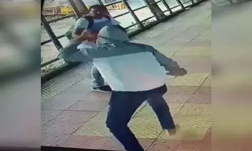 Mumbai कुर्ला रेलवे स्टेशन व्यक्ति पर चाकू से सपासप वार, तमाशा देखते रहे लोग