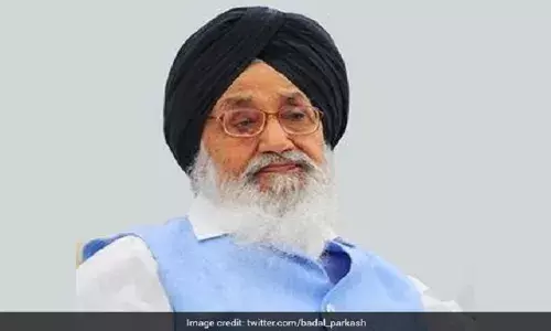 कृषि कानून के खिलाफ अवॉर्ड वापसी, बादल-ढींढसा ने लौटा दिया पद्म सम्मान कृषि कानून के खिलाफ अवॉर्ड वापसी, बादल-ढींढसा ने लौटा दिया पद्म सम्मान