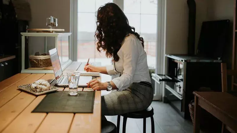 कोरोनाकाल में वेतन कटौती पर भी Work From Home का बढ़ा क्रेज कोरोनाकाल में वेतन कटौती पर भी Work From Home का बढ़ा क्रेज