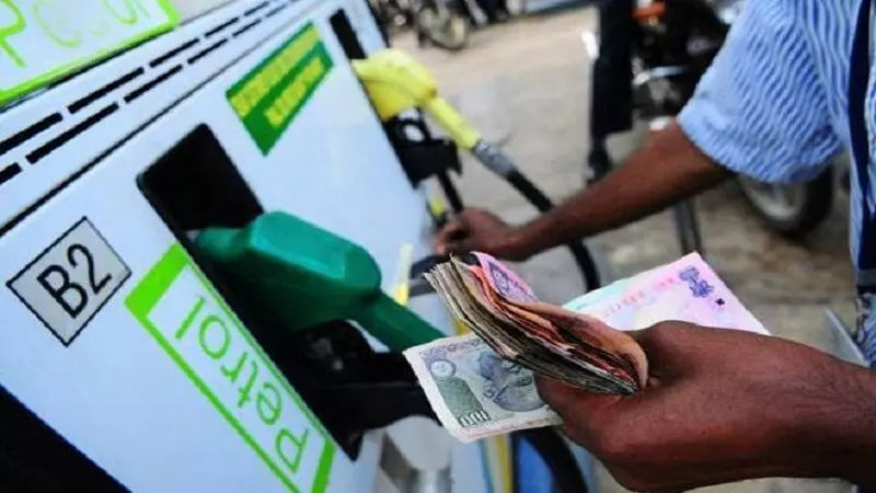 पेट्रोल और डीजल के दाम बढ़े, मुंबई में पेट्रोल 90 के पार