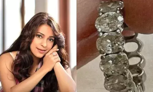 झुमका गिरा रे बरेली के बाजार में नहीं, मुंबई एयरपोर्ट पर,जूही चावला देंगी इनाम झुमका गिरा रे बरेली के बाजार में नहीं, मुंबई एयरपोर्ट पर,जूही चावला देंगी इनाम