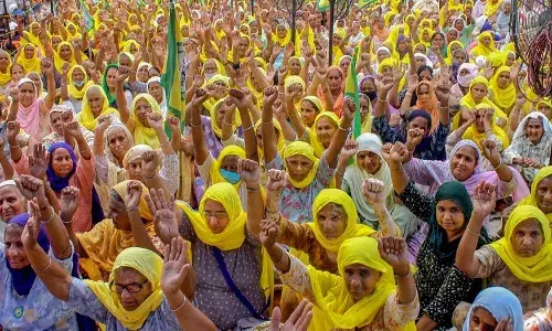 किसान आंदोलन से इन राज्यों को प्रतिदिन हो रहा है 3500 करोड़ का नुकसान किसान आंदोलन से इन राज्यों को प्रतिदिन हो रहा है 3500 करोड़ का नुकसान