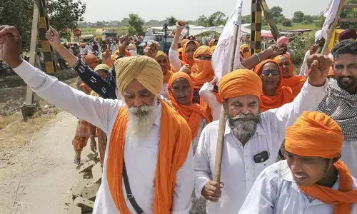 आंदोलन कर रहे किसानों को भेजे गए 50 हजार से 50 लाख तक के नोटिस किसान और भी भड़के आंदोलन कर रहे किसानों को भेजे गए 50 हजार से 50 लाख तक के नोटिस किसान और भी भड़के