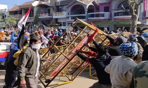 आए हो जले पर नमक छिड़कने उपवास पर बैठे भाजपाईयों को किसानों ने दौड़ाया