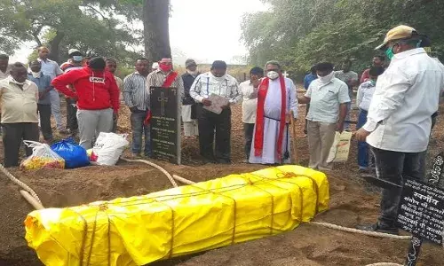 Nashik:ओ मेरी मां मैं तेरा लाडला..मां की अंतिम इच्छा पूरा करने बेटे ने इतने पापड़ बेले Nashik:ओ मेरी मां मैं तेरा लाडला..मां की अंतिम इच्छा पूरा करने बेटे ने इतने पापड़ बेले