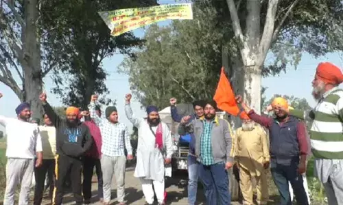 माला नहीं, सिर्फ जूते, हरियाणा के इस गांव में भाजपा नेताओं का प्रवेश बैन माला नहीं, सिर्फ जूते, हरियाणा के इस गांव में भाजपा नेताओं का प्रवेश बैन