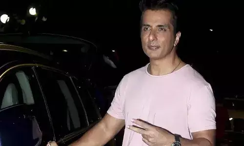 BMC और एक्टर सोनू सूद में ठनी,रिहायशी इमारत को होटल में तब्दील करने का आरोप BMC और एक्टर सोनू सूद में ठनी,रिहायशी इमारत को होटल में तब्दील करने का आरोप