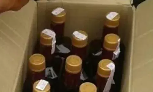 UP में शराब पीने से गई पांच लोगों की जानें, दोषियों पर लगेगा रासुका UP में शराब पीने से गई पांच लोगों की जानें, दोषियों पर लगेगा रासुका