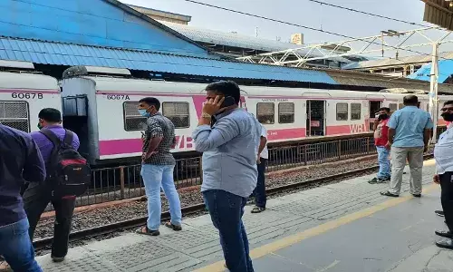 मुंबई में बेरहम पति ने पत्‍नी को लोकल ट्रेन से नीचे फेंका,दो माह पहले की थी शादी