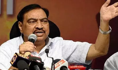 बाप-बेटी ED ऑफिस पहुंचे.2 लाख में सरकारी जमीन खरीद 7 करोड़ में बेचने का मामला बाप-बेटी ED ऑफिस पहुंचे.2 लाख में सरकारी जमीन खरीद 7 करोड़ में बेचने का मामला