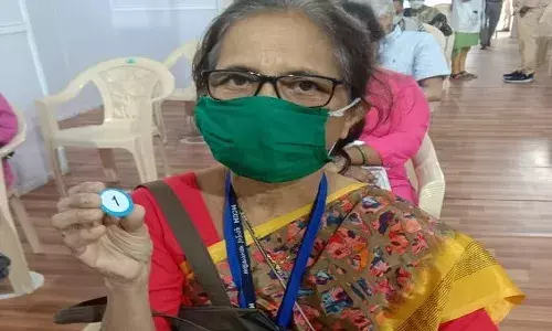 Mumbai: कुर्ला में BMC की नर्स स्नेहल राणे को BKC में सबसे पहले लगा कोविड वैक्सीन का टीका Mumbai: कुर्ला में BMC की नर्स स्नेहल राणे को BKC में सबसे पहले लगा कोविड वैक्सीन का टीका