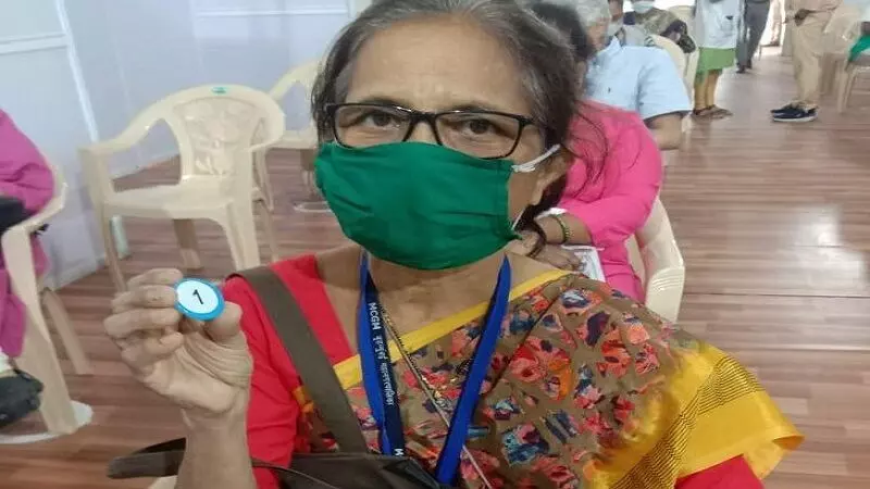 Mumbai: कुर्ला में BMC की नर्स स्नेहल राणे को BKC में सबसे पहले  लगा कोविड वैक्सीन का टीका