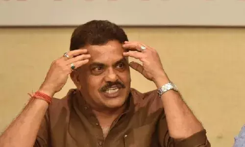 Maharashtra:वैक्सिनेशन रोके जाने पर निरुपम का हमला,कहा-सीएम व मंत्री बस खिंचवा रहे थे फोटो Maharashtra:वैक्सिनेशन रोके जाने पर निरुपम का हमला,कहा-सीएम व मंत्री बस खिंचवा रहे थे फोटो