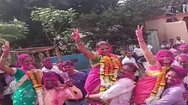 Maharashtra Gram Panchayat Election:कहीं पत्नी ने पति को कंधे पर बिठाया,तो कहीं पतियों ने पत्नी को गोद में उठाया