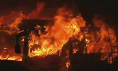 Mumbai: कोरोना काल में ड्राइवर का मालिक ने रोका पैसा,तो जला दी 3 करोड़ की पांच बसें Mumbai: कोरोना काल में ड्राइवर का मालिक ने रोका पैसा,तो जला दी 3 करोड़ की पांच बसें