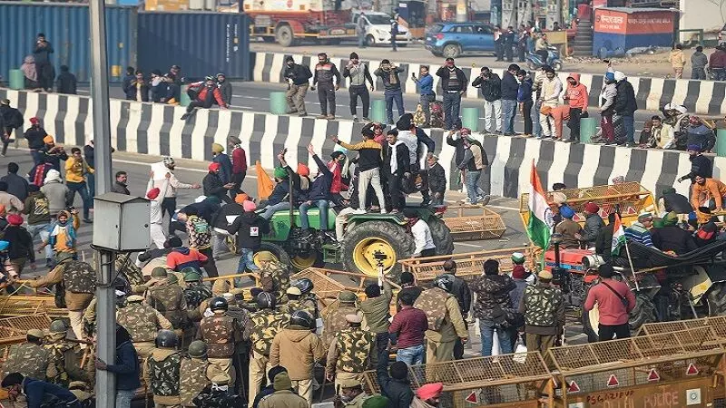Farmers Tractor Rally: किसानों ने तोड़ी बैरिकेडिंग,पुलिस का लाठीचार्ज,आंसूगैस भी छोड़ी