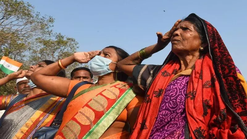 Mumbai ध्वजारोहण के बाद तिरंगे को सलामी देतीं nashik से किसान आंदोलन में आईं महिलाएं