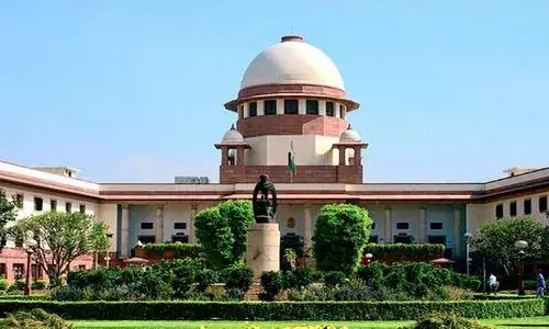 बिना कपड़े उतारे स्तन छूना यौन उत्पीड़न नहीं BOMBAY HC के फैसले पर SC ने लगाई रोक बिना कपड़े उतारे स्तन छूना यौन उत्पीड़न नहीं BOMBAY HC के फैसले पर SC ने लगाई रोक