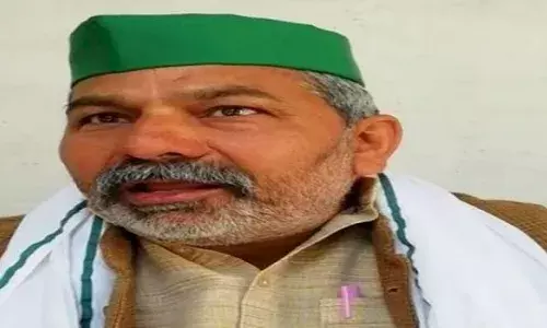 आधी रात पुलिस ने धरना प्रदर्शन वाली जगह की काटी बिजली, टिकैत बोले- सरकार डराने की कोशिश ना करे आधी रात पुलिस ने धरना प्रदर्शन वाली जगह की काटी बिजली, टिकैत बोले- सरकार डराने की कोशिश ना करे