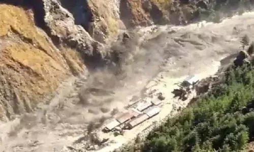 उत्तराखंड में ग्लेशियर टूटने से तबाही,100 से ज्यादा लोगों के मारे जाने की आशंका,हरिद्वार तक खतरा उत्तराखंड में ग्लेशियर टूटने से तबाही,100 से ज्यादा लोगों के मारे जाने की आशंका,हरिद्वार तक खतरा