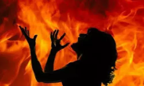 Mumbai:सनकी प्रेमी का वार पड़ा उल्टा,जिंदगी व मौत के बीच जूझ रही लड़की,आरोपी की जलकर मौत