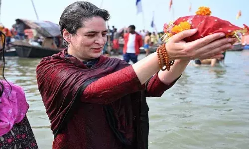UP हर-हर गंगे..रुद्राक्ष की माला,संगम में डुबकी,यह लुक हिंदू वोटर्स को लुभाने की कोशिश UP हर-हर गंगे..रुद्राक्ष की माला,संगम में डुबकी,यह लुक हिंदू वोटर्स को लुभाने की कोशिश