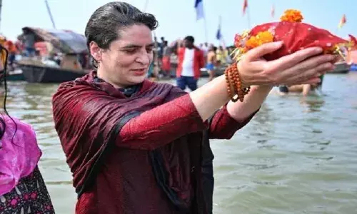 UP:संगम में प्रियंका गांधी की डुबकी,क्या भाजपा को चुनौती है? UP:संगम में प्रियंका गांधी की डुबकी,क्या भाजपा को चुनौती है?