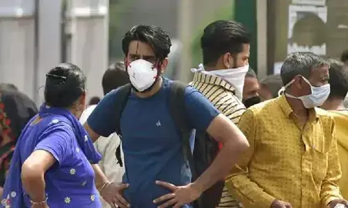 मुंबई में मास्क न पहनने वालों से पुलिस ने जुर्माना भी वसूला, मास्क भी बांटा मुंबई में मास्क न पहनने वालों से पुलिस ने जुर्माना भी वसूला, मास्क भी बांटा