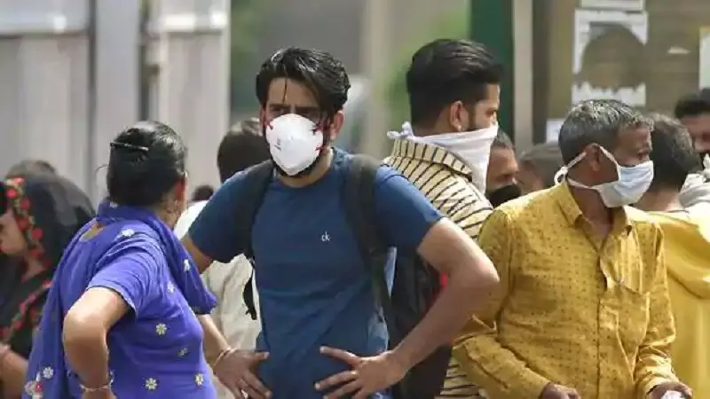 मुंबई में मास्क न पहनने वालों से पुलिस ने जुर्माना भी वसूला, मास्क भी बांटा