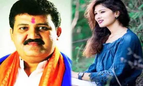Breaking news:ठाकरे सरकार का पहला विकेट गिरा,वन मंत्री संजय राठौड़ का इस्तीफा Breaking news:ठाकरे सरकार का पहला विकेट गिरा,वन मंत्री संजय राठौड़ का इस्तीफा
