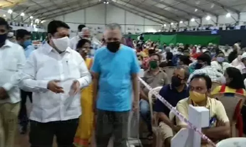 मुंबई के वैक्सीनेशन सेंटर पर क्यों उमड़ रही भीड़,सांसद मनोज कोटक ने लिया जायजा मुंबई के वैक्सीनेशन सेंटर पर क्यों उमड़ रही भीड़,सांसद मनोज कोटक ने लिया जायजा